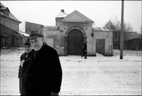 Ludwik Berliski (l) and Maurycy Jam (r) leaving the Remu Synagogue after the last Saturday service of 1978.