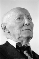 Isaac Bashevis Singer, before giving a speech at the Jewish Community Center in Stockholm, Sweden.